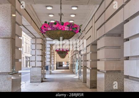 Cestini di fiori su Jermyn Street di Haymarket. Foto Stock