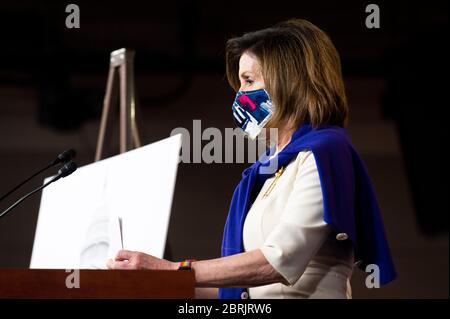 Washington, DC, Stati Uniti. 21 Maggio 2020. 21 maggio 2020 - Washington, DC, Stati Uniti: Altoparlante della casa NANCY PELOSI (D-CA) ad un evento stampa sull'anniversario dell'approvazione della Camera del diciannovesimo emendamento e le disposizioni di sicurezza di voto per posta e di elezione incluse nella legge sugli eroi. Credit: Michael Brochstein/ZUMA Wire/Alamy Live News Foto Stock