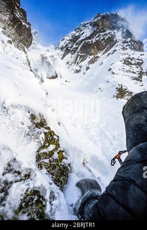 Arrampicarsi sul paesaggio montano invernale nelle montagne polacche e slovacche di Tatra. Foto Stock