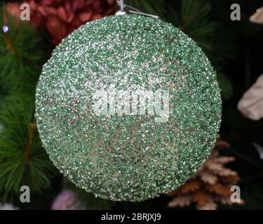 Brillante brillante brillante sfera di glitter appesa su un albero di Natale. Arredamento arredamento casa arredamento arredamento, decorazione di un tavolo natalizio. Passo di Natale Foto Stock