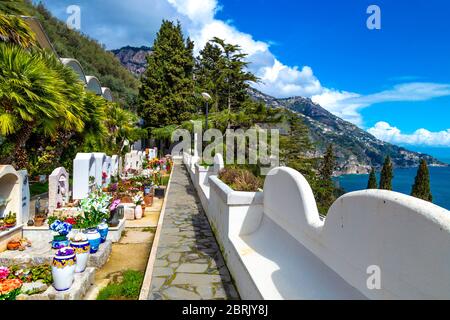 Cimitero affacciato sul mare a Praiano, Costiera Amalfitana, Italia Foto Stock