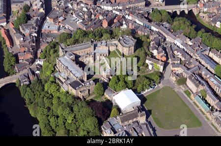 Vista aerea del castello di Durham, inclusi alcuni dipartimenti della Durham University Foto Stock