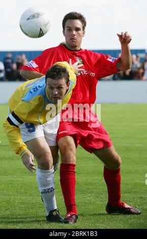 CANVEY ISLAND, UK AGOSTO 30: NEIL GREGORY of Canvey BATTE SIMON CLIST di Barnet durante la divisione Nord della Lega Istmiana tra Canvey Island contro Ba Foto Stock