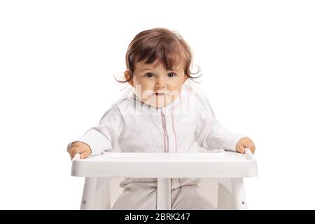 Cute baby girl seduta in una sedia di alimentazione isolata su sfondo bianco Foto Stock