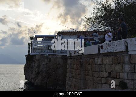 Uomini pesca in Turchia, Antalya Turchia porto vecchio porto città barca Kaleici Foto Stock