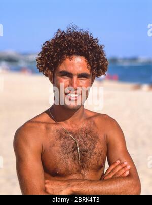 Giovane uomo locali sulla spiaggia di Hammamet, Hammamet, Nabeul Governatorato, Tunisia Foto Stock