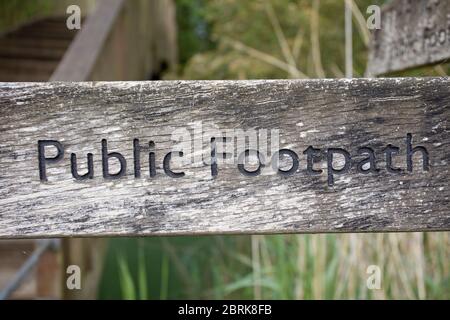 Di legno sentiero pubblico segno Foto Stock