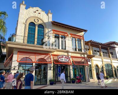 Orlando, FL/USA-2/13/20: Il fronte dello storefront Ron Jon in un centro commerciale all'aperto a Orlando, Florida. Foto Stock