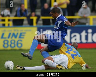CANVEY ISLAND, UK AGOSTO 30: PETER SMITH di Canvey BATTE DEAN HOWELL di Halifax Town durante la divisione Nord della Lega Istmiana tra Canvey Island agai Foto Stock