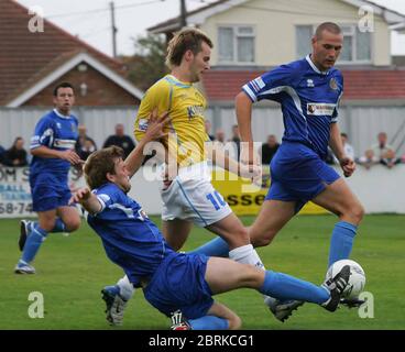CANVEY ISLAND, UK AGOSTO 30: LEE BOYLAN di Canvey BATTE MATT DOUGHTY di Halifax Town durante la divisione Nord della Lega Istmiana tra Canvey Island agai Foto Stock