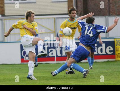 CANVEY ISLAND, UK AGOSTO 30: LEE BOYLAN di Canvey BATTE PAUL STONEMAN di Halifax Town durante la divisione Nord della Lega Istmiana tra Canvey Island aga Foto Stock