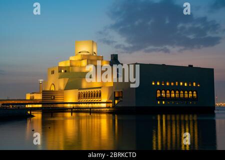 Museo d'Arte Islamica, Doha, Qatar con vista esterna diurna con fontana in primo piano e nuvole nel cielo Foto Stock