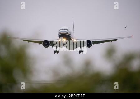 Glasgow, Scozia, Regno Unito. 21 Maggio 2020. Nella foto: Privilege Style Boeing 767-35D(ER), (registrazione EC-LZO), jet privato visto atterrare all'aeroporto internazionale di Glasgow che fornisce lavoratori petroliferi da George Town nelle Isole Cayman. Nota: La parte anteriore del jet è verniciata con arcobaleni a sostegno dei nostri lavoratori chiave e degli operatori di emergenza. Credit: Colin Fisher/Alamy Live News Foto Stock