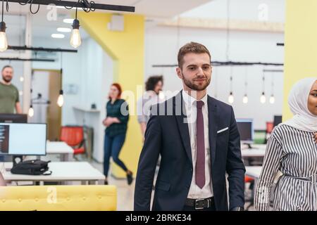 Dirigenti aziendali che attraversano un ufficio moderno. Marketing, concetto di economia. Foto Stock