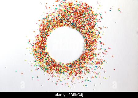 Centinaia e migliaia di confectionary colorati isolati su uno sfondo bianco con spazio per il testo Foto Stock