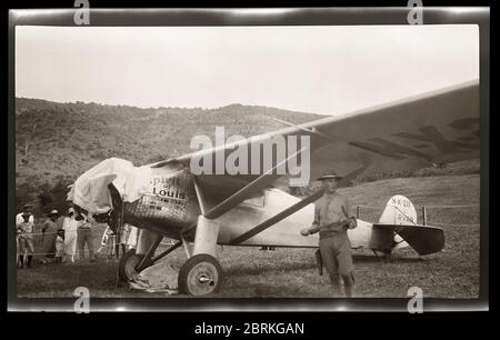 "Spirit of St.." di Charles Lindbergh Louis e' sorvegliato a St. Thomas, Isole Vergini americane, febbraio 1928. Lindbergh ha volato lo Spirito di San Louis fa un buon giro in America Latina. Ha volato lo “Spirito” intorno ai Caraibi verso le Isole Vergini, Porto Rico, Repubblica Dominicana, Haiti e Cuba. Immagine da 5,75 X 3,5 pollici negativo. Foto Stock