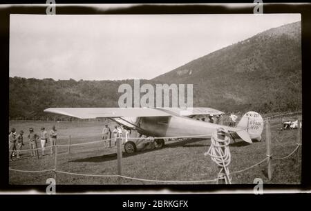 "Spirit of St.." di Charles Lindbergh Louis e' sorvegliato a St. Thomas, Isole Vergini americane, febbraio 1928. Lindbergh ha volato lo Spirito di San Louis fa un buon giro in America Latina. Ha volato lo “Spirito” intorno ai Caraibi verso le Isole Vergini, Porto Rico, Repubblica Dominicana, Haiti e Cuba. Immagine da 5,75 X 3,5 pollici negativo. Foto Stock