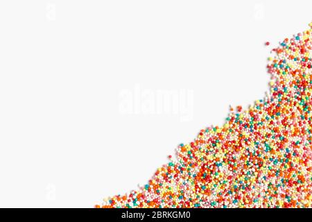 Centinaia e migliaia di confectionary colorati isolati su uno sfondo bianco con spazio per il testo Foto Stock