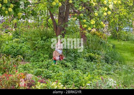 nana di gesso nel giardino, sotto un albero Foto Stock