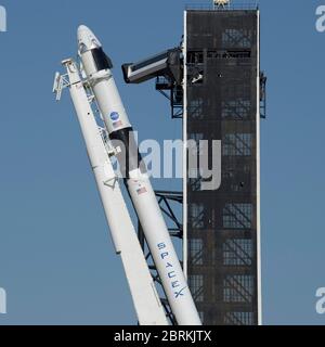 Cape Canaveral, Stati Uniti d'America. 21 maggio 2020. Il razzo SpaceX Falcon 9 che porta la navicella spaziale Crew Dragon a bordo è sollevato in una posizione verticale al complesso di lancio 39A per la missione Demo-2 al Kennedy Space Center 21 maggio 2020 a Cape Canaveral, Florida. La missione SpaceX Demo-2 della NASA è il primo lancio commerciale che porta astronauti alla Stazione spaziale Internazionale. Credit: Bill Ingles/NASA/Alamy Live News Foto Stock