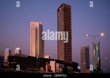 Izmir, Turchia - 2 novembre 2019: Grattacielo di EGE Perla, grattacielo di Mistral e le Torri Folkart si trovano in una vista da Ankara Road. A Izmir, Turchia. Foto Stock