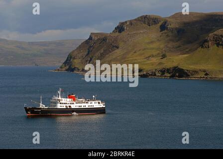 PRINCIPESSA EBRIDEA all'ancora sotto BEN TIANAVAIG a PORTREE BAY, ISOLA DI SKYE, SCOZIA Foto Stock