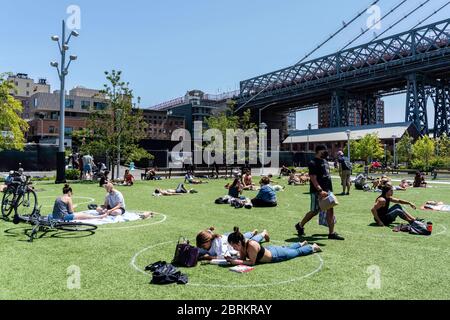 New York, New York, Stati Uniti. 21 Maggio 2020. New York, New York, Stati Uniti: Il Domino Park di Williamsburg, Brooklyn, promuove la distanza sociale con cerchi dipinti a terra per aiutare i visitatori a tenere almeno sei piedi di distanza durante l'epidemia di Coronavirus. Credit: Corine Sciboz/ZUMA Wire/Alamy Live News Foto Stock