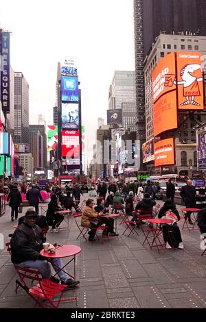 Persone che mangiano a Times Square a New York Foto Stock