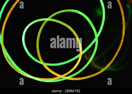 Filo con luce verde e rossa, un filo guida con trasmissione della luce diversa, spettro luminoso ed effetti luminosi situati in uno stato caotico. Foto Stock