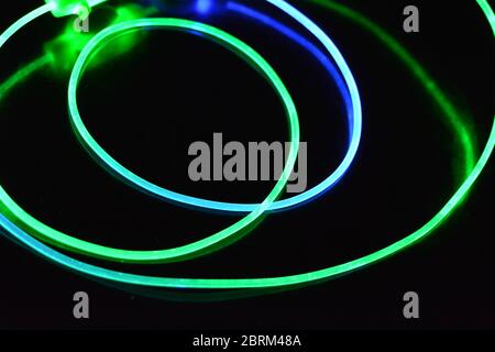 Filo luminoso verde e blu, un filo guida della luce con trasmissione della luce, spettro luminoso ed effetti luminosi diversi, situato in uno stato caotico. Foto Stock