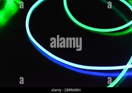 Filo luminoso verde e blu, un filo guida della luce con trasmissione della luce, spettro luminoso ed effetti luminosi diversi, situato in uno stato caotico. Foto Stock