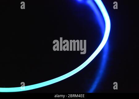 Filo luminoso verde e blu, un filo guida della luce con trasmissione della luce, spettro luminoso ed effetti luminosi diversi, situato in uno stato caotico. Foto Stock