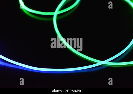 Filo luminoso verde e blu, un filo guida della luce con trasmissione della luce, spettro luminoso ed effetti luminosi diversi, situato in uno stato caotico. Foto Stock