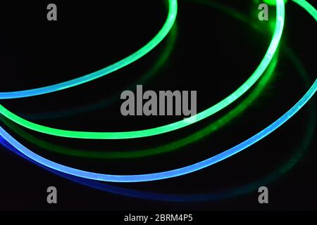 Filo luminoso verde e blu, un filo guida della luce con trasmissione della luce, spettro luminoso ed effetti luminosi diversi, situato in uno stato caotico. Foto Stock