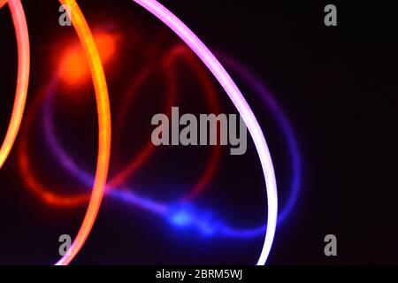 Una guida di luce, un filo con luce arancione, un filo guida di luce con  trasmissione di luce diversa, spettro di luce ed effetti di luce situati in  un caotico Foto stock 