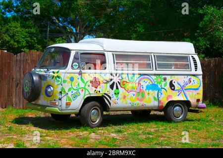 San Pietroburgo, Florida / USA - 3 maggio 2020: Hippie antico 1970 Volkswagen VW tipo 2 camper con amore e grovy opere d'arte colorate dipinte a mano Foto Stock