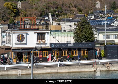 Biglietteria del porto di Tadanoumi a Takehara, la porta d'ingresso alla famosa Okunoshima (Isola di Rabbit). Prefettura di Hiroshima, Giappone Foto Stock