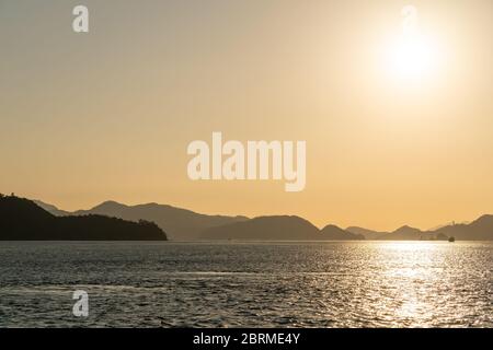 Isole del Mar interno di Seto in tempo di tramonto. Prefettura di Hiroshima, Giappone Foto Stock