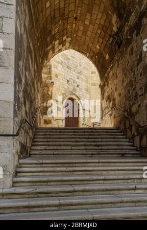 Cattedrale di Santander, grande cattedrale composta da 2 chiese con elementi di design gotico e antica statuaria. Foto Stock