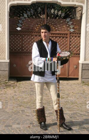 Festa popolare a Gura Raului, SB, Romania: Sarbatosarea Portului popolare. Giovane in costume tradizionale. Foto Stock