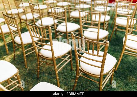 Sedie in oro chiavari al giardino esterno matrimonio Foto Stock