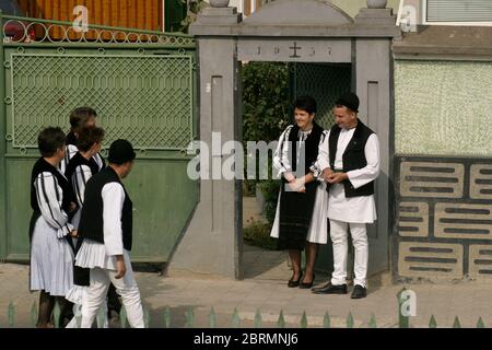Festa popolare a Gura Raului, SB, Romania: Sarbatosarea Portului popolare. Gente locale in costumi tradizionali. Foto Stock
