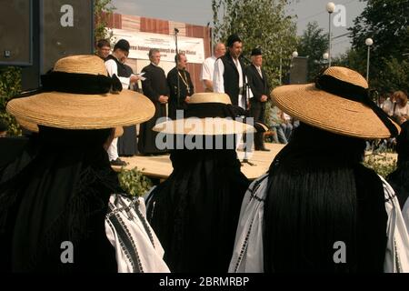 Festa popolare a Gura Raului, SB, Romania: Sarbatosarea Portului popolare. Cappelli tradizionali indossati da donne. Foto Stock