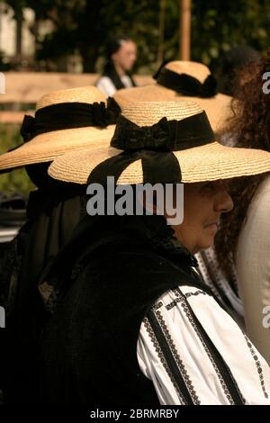Festa popolare a Gura Raului, SB, Romania: Sarbatosarea Portului popolare. Cappelli tradizionali indossati da donne. Foto Stock