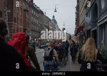 ARCHITETTURA E PERSONE IN STRADA, COPENHAGUE, DANIMARCA Foto Stock