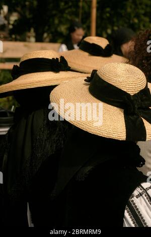 Festa popolare a Gura Raului, SB, Romania: Sarbatosarea Portului popolare. Cappelli tradizionali indossati da donne. Foto Stock