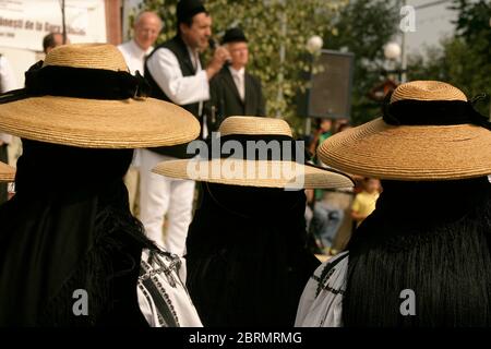 Festa popolare a Gura Raului, SB, Romania: Sarbatosarea Portului popolare. Cappelli tradizionali indossati da donne. Foto Stock