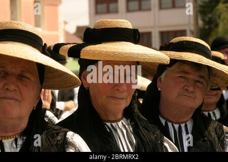 Festa popolare a Gura Raului, SB, Romania: Sarbatosarea Portului popolare. Donne che indossano costumi e cappelli tradizionali. Foto Stock