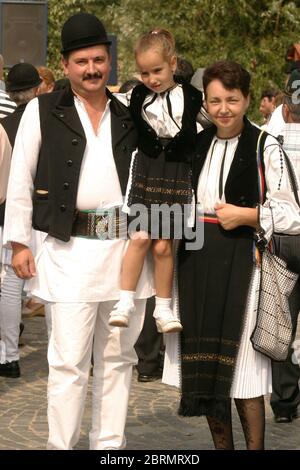 Festa popolare a Gura Raului, SB, Romania: Sarbatosarea Portului popolare. Famiglia in costumi tradizionali. Foto Stock