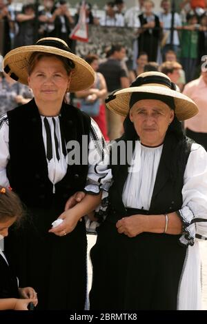 Festa popolare a Gura Raului, SB, Romania: Sarbatosarea Portului popolare. Donne che indossano costumi e cappelli tradizionali. Foto Stock
